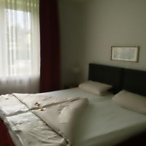 Standard Zimmer mit Kingsize-Bett